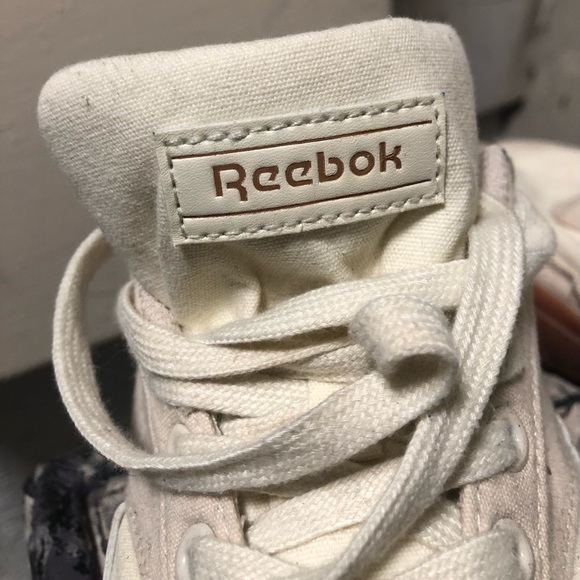 White/Crème & Gold lettering Reeboks, men’s size 10 - Picture 7 of 8